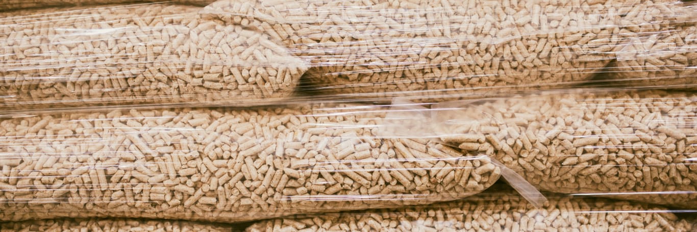 Livraison de pellets et granulés bois en sac sur palette par Aubins Fioul & Pellets E.Leclerc